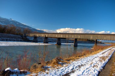 Liechtenstein, Vaduz 'daki Ren Nehri üzerindeki tarihi köprü 7.1. 2021