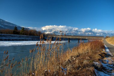 Liechtenstein, Vaduz 'daki Ren Nehri üzerindeki tarihi köprü 7.1. 2021