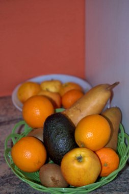 Sağlıklı 21.12.2020 'niz için sepetteki farklı taze meyveler.