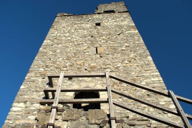 İsviçre 'nin Wartau şehrindeki güzel bir dağ manzarasında tarihi bir yıkıntı 10.1.2021