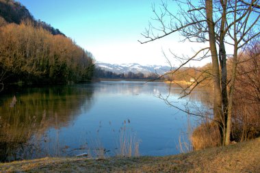 İsviçre 'nin Oberriet şehrindeki güzel bir gölde inanılmaz doğal manzara.