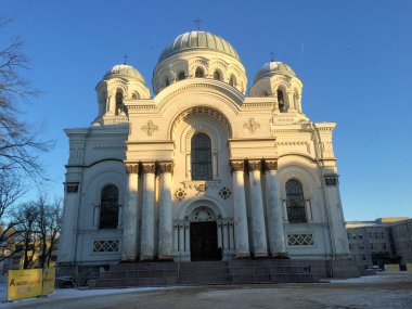 Litvanya 'nın Kaunas şehrinde açık mavi gökyüzü altındaki Katolik kilisesi 31.12.2015
