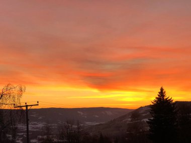 19.4.2019 Norveç 'te Lillehammer yakınlarında Faberg' de inanılmaz bir akşam havası var.