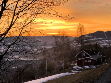 19.4.2019 Norveç 'te Lillehammer yakınlarında Faberg' de inanılmaz bir akşam havası var.