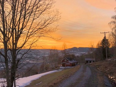 19.4.2019 Norveç 'te Lillehammer yakınlarında Faberg' de inanılmaz bir akşam havası var.