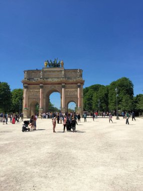 Fransa 'nın Paris şehrindeki bir meydanda güzel bir yay de triomphe du atlıkarınca 6.5. 2016