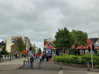 İzlanda 'nın Reykjavik kentindeki bir meydanda yürüyorlar. 28.6.2019