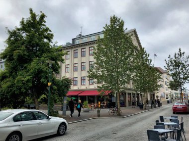 İzlanda 'nın Reykjavik kentindeki bir meydanda yürüyorlar. 28.6.2019