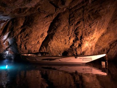 İsviçre 'de Sion yakınlarındaki Aydınlatılmış Aziz Leonard mağarasında tekne 30.3.2019