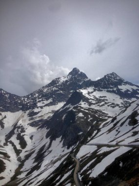 İsviçre 'deki Sustenpass' ta karla kaplı eşsiz dostlar 6.6.2015