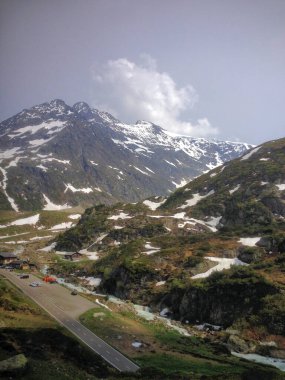 İsviçre 'deki Sustenpass' ta karla kaplı eşsiz dostlar 6.6.2015