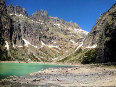 İsviçre 'de Handegg yakınlarındaki Gelmer Gölü' nde ilahi manzara. 6.6.2015