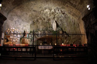 Kutsal Meryem 'in heykeli 28.2.2021 Bendern, Lihtenştayn' da aydınlatılmış bir mağarada.