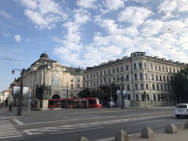 İnsanlar Slovakya 'nın Bratislava kentindeki bir meydanda yürüyorlar.