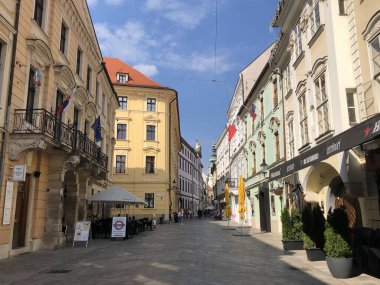 İnsanlar Slovakya 'nın Bratislava kentindeki bir meydanda yürüyorlar.