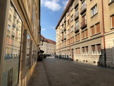 İnsanlar Slovakya 'nın Bratislava kentindeki bir meydanda yürüyorlar.