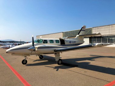 Cessna T303 uçağı İsviçre 'nin Zürih kentindeki uluslararası havaalanına park ediyor.