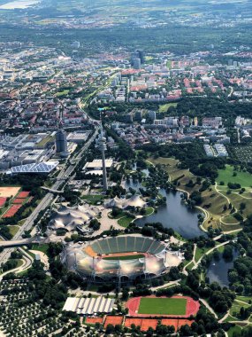 Almanya 'nın Münih şehrindeki popüler olimpiyat stadyumunun üzerinden uçuş 5.7.2020
