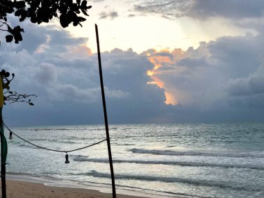 Tayland, Koh Samui 'de Chaweng sahilinde yaklaşan fırtına 12.2.2019