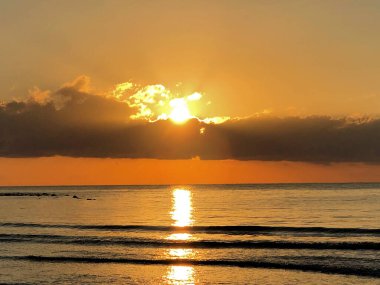 Tayland 'da Koh Samui, Chaweng plajında görkemli gündoğumu manzarası 8.2.2019