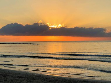 Tayland 'da Koh Samui, Chaweng plajında görkemli gündoğumu manzarası 8.2.2019