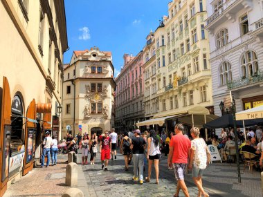 Çek Cumhuriyeti 'nin Prag kentindeki bir meydanda yürüyorlar. 14.7.2018