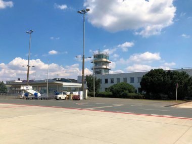 Prag, Çek Cumhuriyeti 'nde 14.7.2018 uluslararası havaalanında önlük ve kule