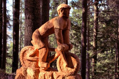 Lihtenştayn, Vaduz 'da bir ormanda el yapımı ahşap heykel 17.2.2021