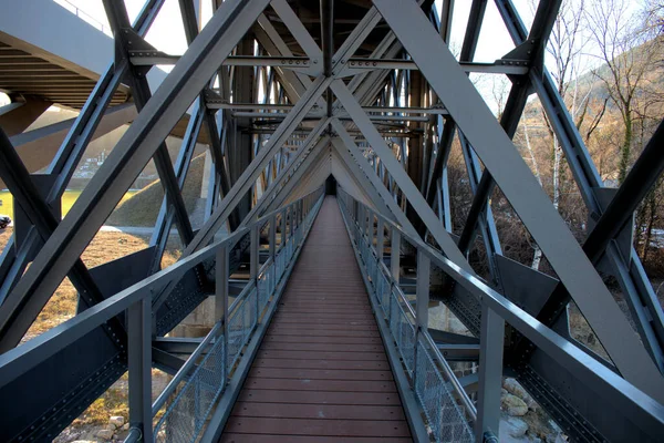 Fascinante Pasarela Bajo Una Construcción Puente Específica Sobre Río Rin — Foto de Stock