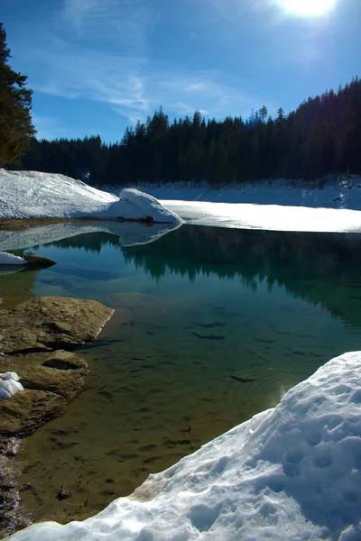 Eau Claire Paysages Hivernaux Bord Lac Cauma Près Des Flancs — Photo