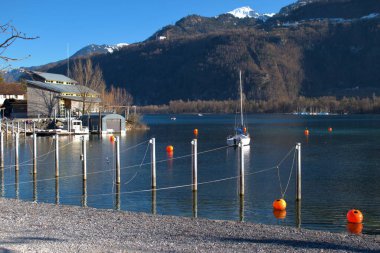İsviçre, Weesen 'deki Walensee' de güzel bir gün 21.2.2021