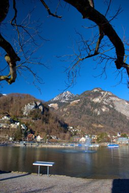 İsviçre, Weesen 'deki Walensee' de güzel bir gün 21.2.2021