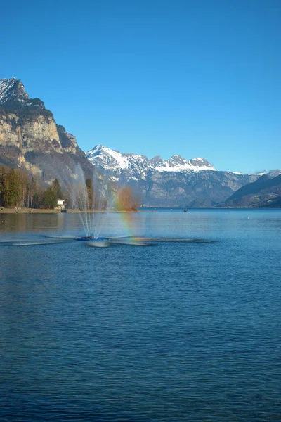 在瑞士韦森的瓦伦塞 喷出的喷泉和高山风景 2021年2月21日 — 图库照片