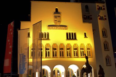 Lihtenştayn 31.3.2021 Vaduz 'un merkezindeki ışıklarla aydınlatılmış gece belediye binası.