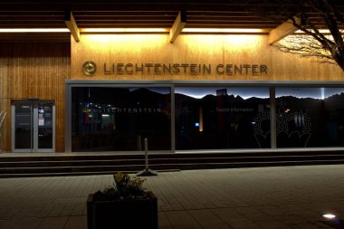 Lihtenştayn 'daki Vaduz' da gece vakti turizm merkezine aydınlatılmış giriş 31.3.2021