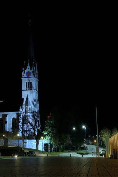 Tour Illuminée Une Église Nuit Dans Ville Vaduz Liechtenstein 2021 — Photo