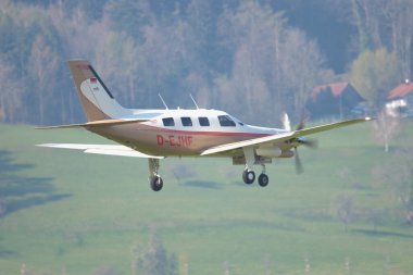 Piper PA-46 uçağı İsviçre 'deki Saint Gallen Altenrhein havaalanından yaklaşıyor. 21.4.2021