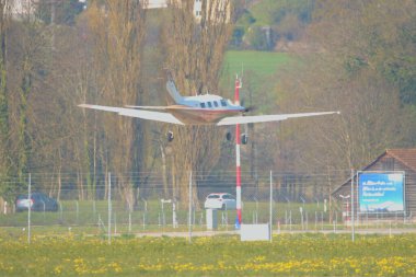 Piper PA-46 uçağı İsviçre 'deki Saint Gallen Altenrhein havaalanından yaklaşıyor. 21.4.2021