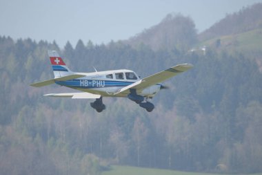 Piper PA 28-181 Archer II İsviçre 'deki Saint Gallen Altenrhein havaalanından yaklaşıyor.