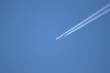 İsviçre üzerinde mavi gökyüzünde zıt uçaklar 21.4.2021