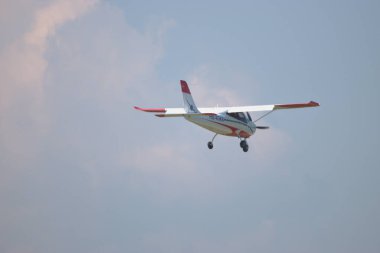 Tecnam P2008JC uçağı İsviçre 'deki Saint Gallen Altenrhein havaalanına yaklaşıyor.