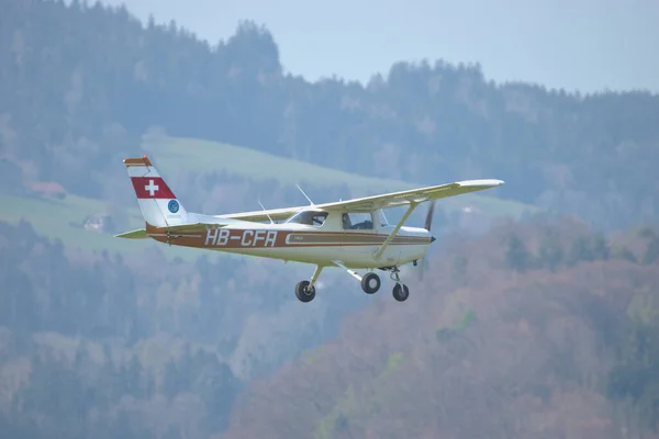 セスナF152機がスイスのサンガレン アルテンレオリン空港に近づいています21 2021 — ストック写真