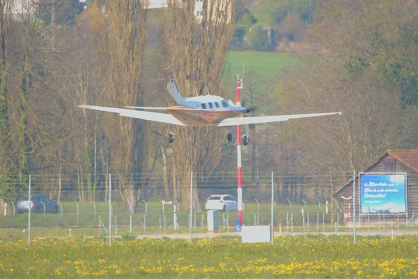 Piper Flygplan Närmar Sig Flygplatsen Saint Gallen Altenrhein Schweiz 2021 — Stockfoto