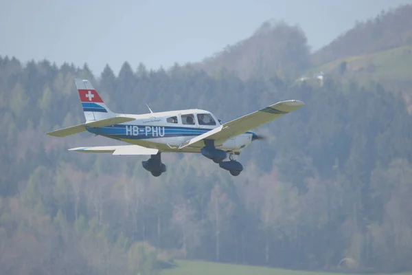 Piper 181 Archer Наближається Аеропорту Saint Gallen Altenrhein Швейцарії 2021 — стокове фото