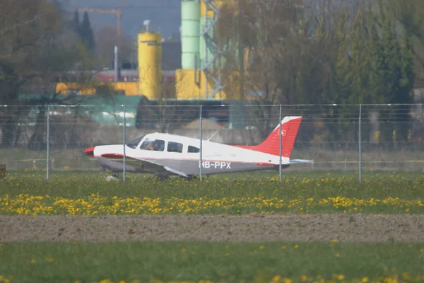 パイパーPa 181アーチャーIi機がスイスのサン ガレン アルテンレオリン空港に近づいています21 2021 — ストック写真