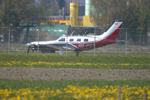 Piper 350P Malibu Vliegtuig Taxiën Luchthaven Saint Gallen Altenrhein Zwitserland — Stockfoto