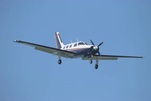 Самолет Piper 310P Malibu Приближается Аэропорту Санкт Галлен Альтенрейн Швейцарии — стоковое фото