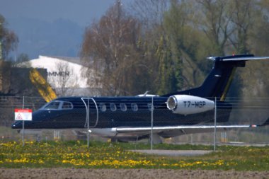 Embraer 505 Fenomen 300 uçağı İsviçre 'deki Saint Gallen Altenrhein havaalanında taksicilik yapıyor.