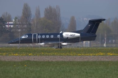 Embraer 505 Fenomen 300 uçağı İsviçre 'deki Saint Gallen Altenrhein havaalanında taksicilik yapıyor.