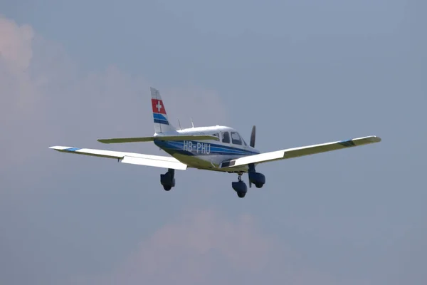 Piper 181 Archer Närmar Sig Flygplatsen Saint Gallen Altenrhein Schweiz — Stockfoto